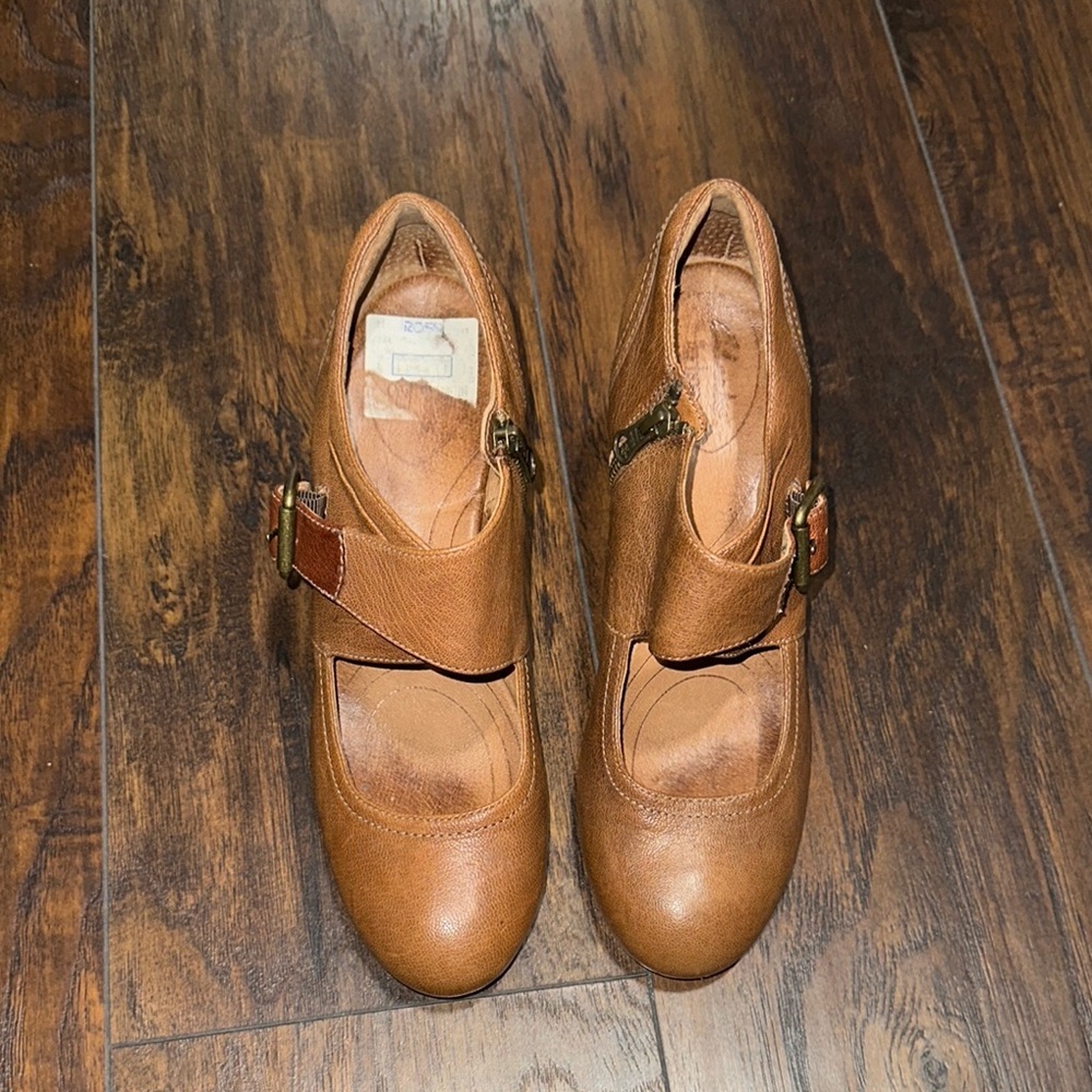 Clarks Brown Distressed Leather Women's Block Heels with Buckle And Zipper - Picture 3 of 9